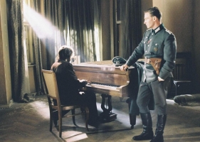 《钢琴家》影评 战争下的卑微人生，只为活着